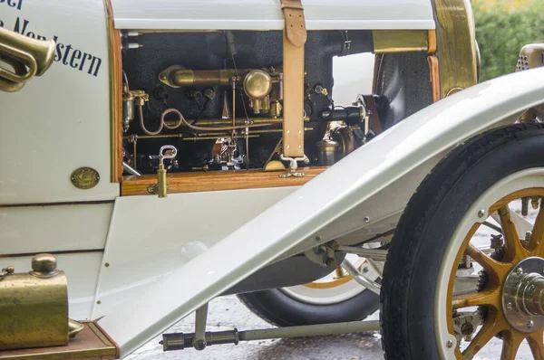  Zarif rafine edilmiş beyaz altın antika antika spor yenilemeli araba. 