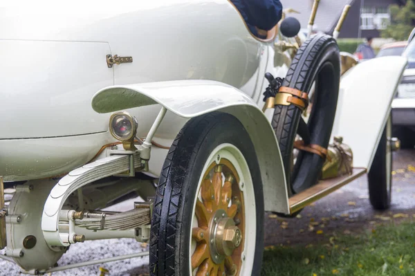 Элегантный старинный ретро-автомобиль из белого золота — стоковое фото