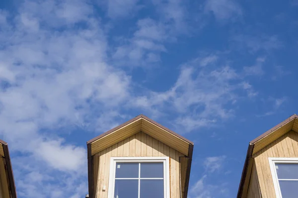 Apartamentos estéticos en ático contra el cielo en el casco antiguo — Foto de Stock