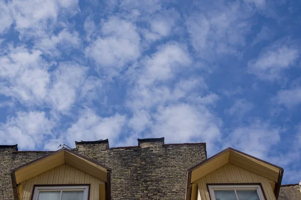 Apartamentos estéticos no sótão contra o céu na Cidade Velha — Fotografia de Stock