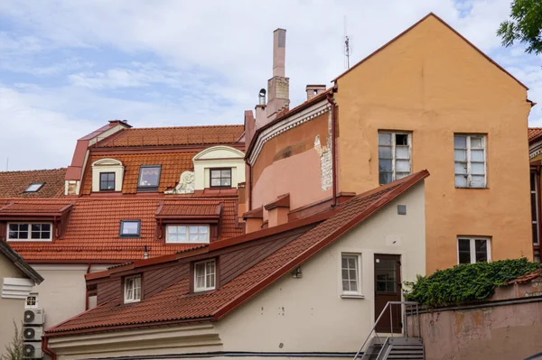 Wohnungen im Dachgeschoss gegen Skyline in der Altstadt — Stockfoto