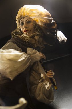 Kızıl saçlı ve müzik aletli Cadılar Bayramı beyaz palyaçosu. 