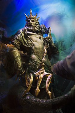 Denizlerin görkemli kralı altın mızraklı Poseidon 