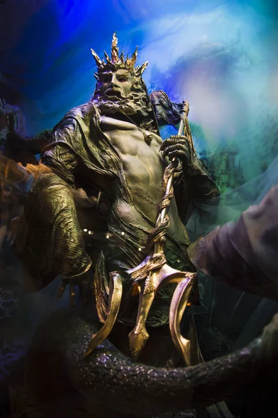 Denizlerin görkemli kralı altın mızraklı Poseidon 