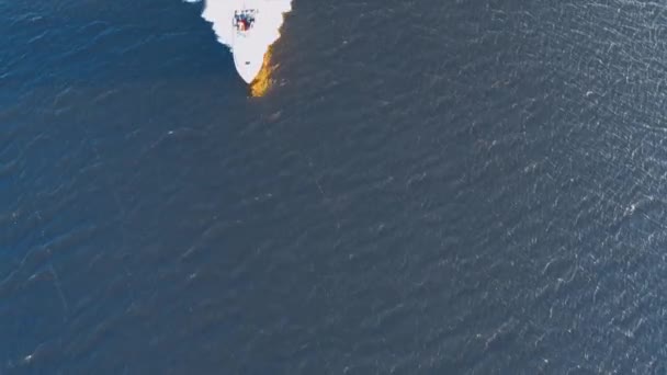 Mavi denizde yüksek hızda seyreden lüks teknenin insansız hava aracı görüntüsü — Stok video