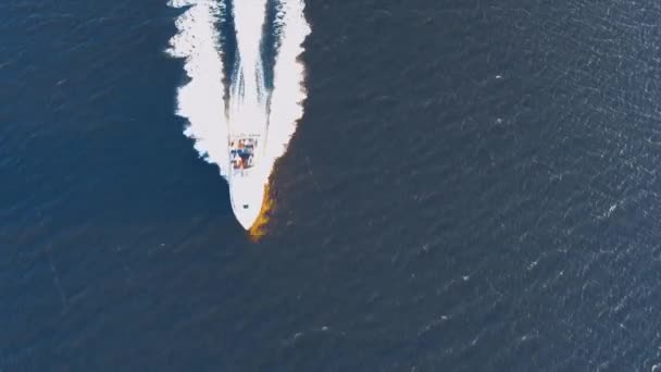 Вид беспилотника на роскошную лодку, круизную на высокой скорости в голубом море — стоковое видео