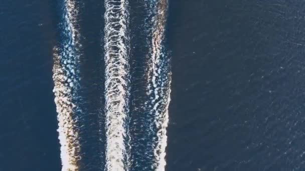 Drone vista de ondas longas deixadas por barco de luxo em mar azul — Vídeo de Stock