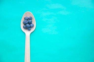 Geri dönüştürülmüş kaşık ve sulu taze, sağlıklı yaban mersini.