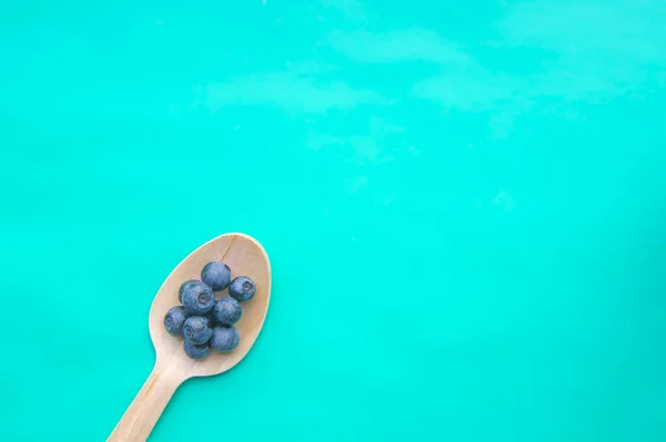 Recycled spoon and juicy, fresh, healthy blueberries on table — Stock Photo, Image