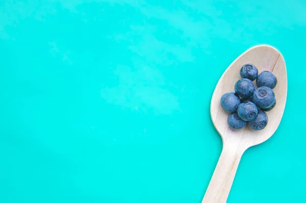 Recycled spoon and juicy, fresh, healthy blueberries on table — Stock Photo, Image