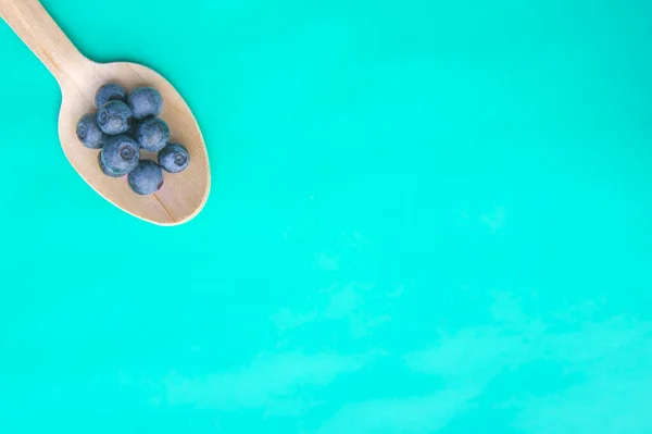 Recycelter Löffel und saftige, frische, gesunde Blaubeeren auf dem Tisch — Stockfoto