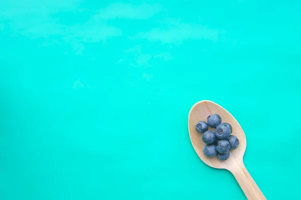 Recycled spoon and juicy, fresh, healthy blueberries on table — Stock Photo, Image