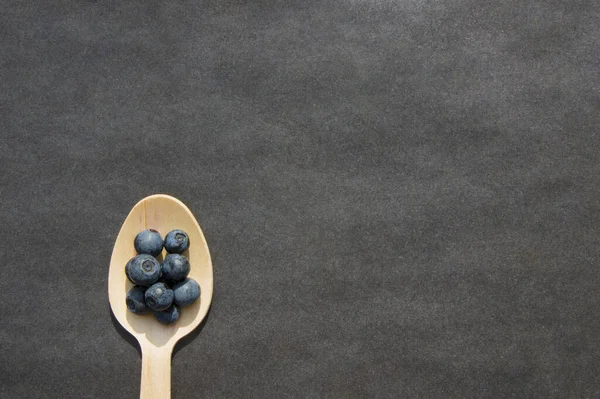 Recycelter Löffel und saftige, frische, gesunde Blaubeeren auf dem Tisch — Stockfoto