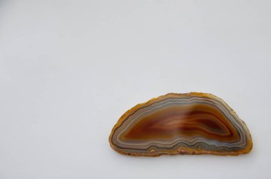 Kırmızı Agate Kristal kesiti beyaz arkaplanda izole edildi
