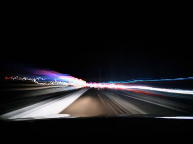 Gece karayolu neon ışıkları şehrin yakınlarında uzun süre açık