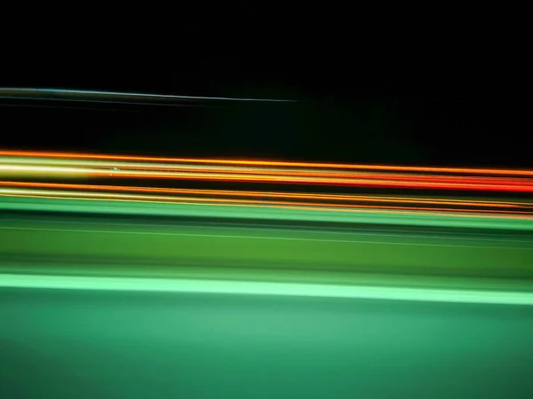 Jalur dari mobil yang melaju dengan kecepatan tinggi di jalan raya — Stok Foto