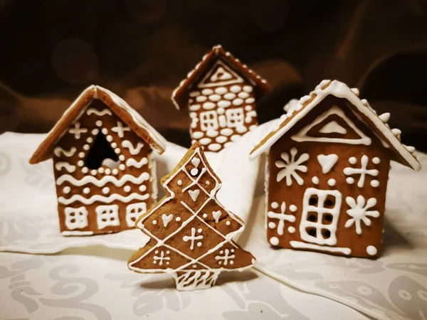 Gingerbread houses decorated in New Year and Christmas patterns — Stock Photo, Image