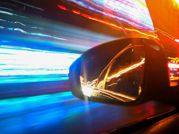 Neon rijstroken en auto 's reflectie in achteruitkijkspiegel — Stockfoto