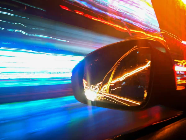 Neonowe pasy ruchu i samochody w lusterku wstecznym Zdjęcia Stockowe bez tantiem
