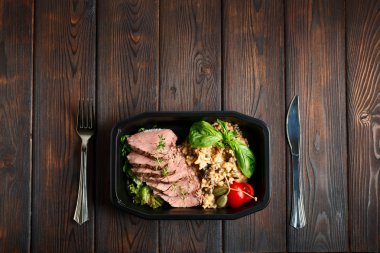 Garnitür ve domates ile dilimlenmiş Dana