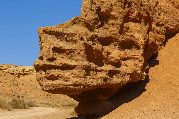 Big stone in the Charyn canyon — Stock Photo, Image