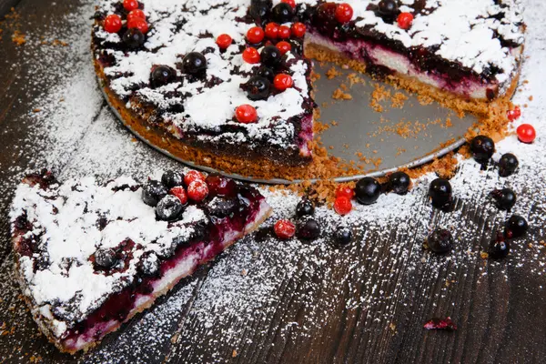 Gâteau aux baies fait maison sur le fond en bois — Photo