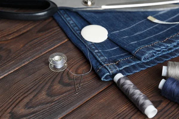 Jeans mit Schneiderutensilien Handarbeit — Stockfoto