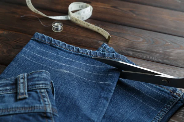 Jeans mit Schneiderutensilien Handarbeit — Stockfoto