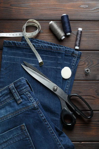 Jeans con utensili da cucito cucito cucito cucito cucito — Foto Stock