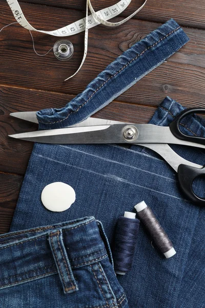 Jeans con utensili da cucito cucito cucito cucito cucito — Foto Stock