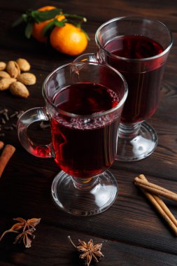 Karanlık eski ahşap arka plan üzerinde mulled şarap