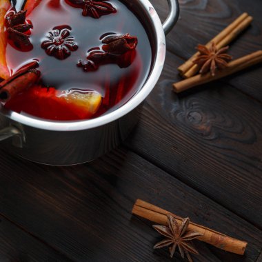 Karanlık eski ahşap arka plan üzerinde mulled şarap