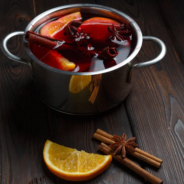 Karanlık eski ahşap arka plan üzerinde mulled şarap