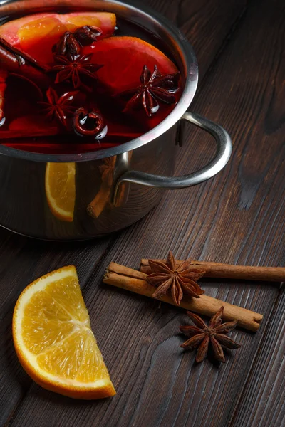 Karanlık eski ahşap arka plan üzerinde mulled şarap