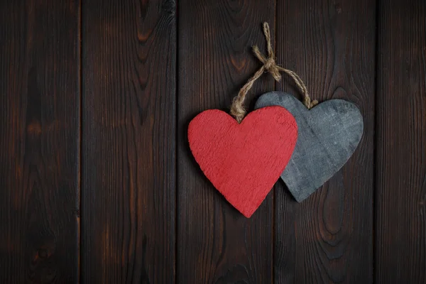 Koyu ahşap arka plan üzerinde ahşap Kalpler