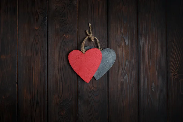 Houten harten op donkere hout achtergrond — Stockfoto