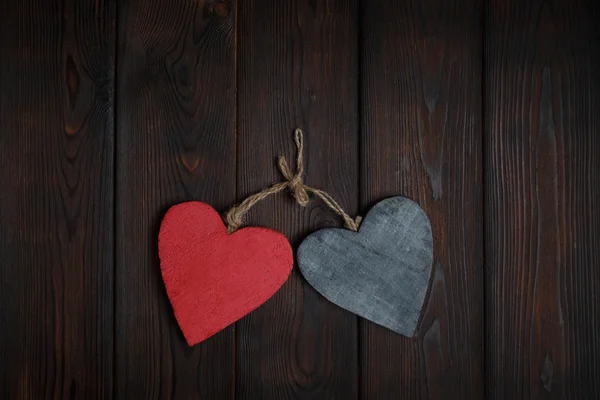 Koyu ahşap arka plan üzerinde ahşap Kalpler