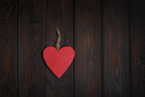 Houten hart op donkere hout achtergrond — Stockfoto