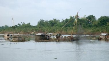 Balıkçı Çince balık sudan ağı kaldırma