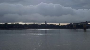 Mekong Nehri ve bulutlu gökyüzü günbatımı ışık fon olarak nehir tarafından eski bir gözcü kulesi üzerinde pırıl pırıl