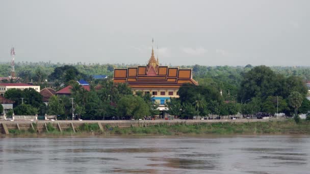 Vista desde Riverside, pueblo pequeño y es pagoda — Vídeos de Stock