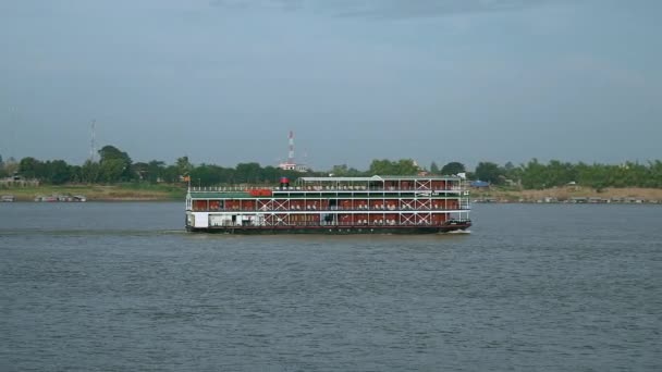 Mekong Nehri üzerinde yelken bir nehir yolcu gemisi panning çekim — Stok video