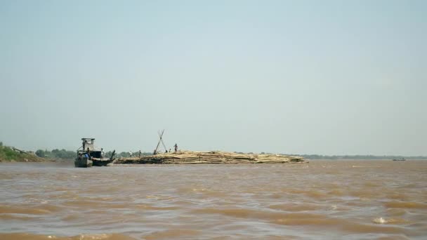 Bir mavnanın ön görünümü nehrin aşağısındaki büyük bir bambu direğinin arkasına çekiliyor. — Stok video