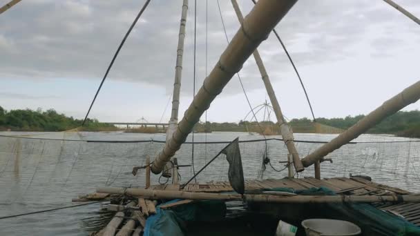 Primer plano de una red de pesca china que está cayendo en el río — Vídeos de Stock