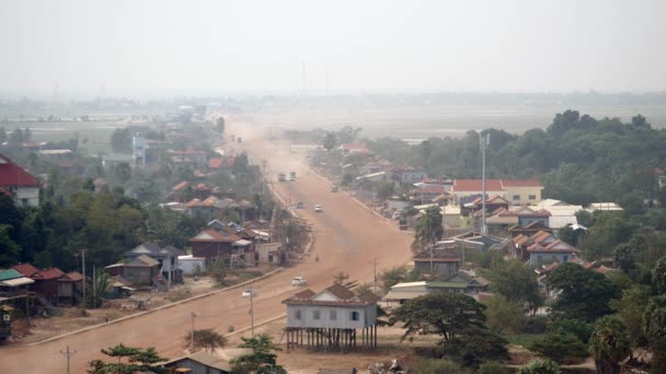 Vista superior de un pueblo principal camino polvoriento que pasa por una pequeña ciudad — Vídeos de Stock