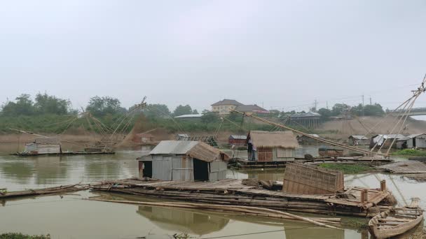 Neblige Flusslandschaft mit Hausbooten und chinesischen Fischernetzen — Stockvideo