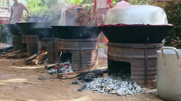 Kampong - Camboja - 03-02 - 2015: Cozinha Wok em grandes fogões de carvão e braseiro a lenha alinhados ao ar livre — Vídeo de Stock