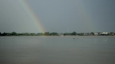 Küçük bir balıkçı teknesi ile nehir üzerinde çift gökkuşağı