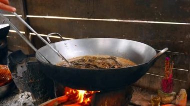 Metal maşa kullanarak wok pişirme derin kızartma
