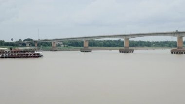 Köprünün altında Nehri üzerinde geçen gemi cruise